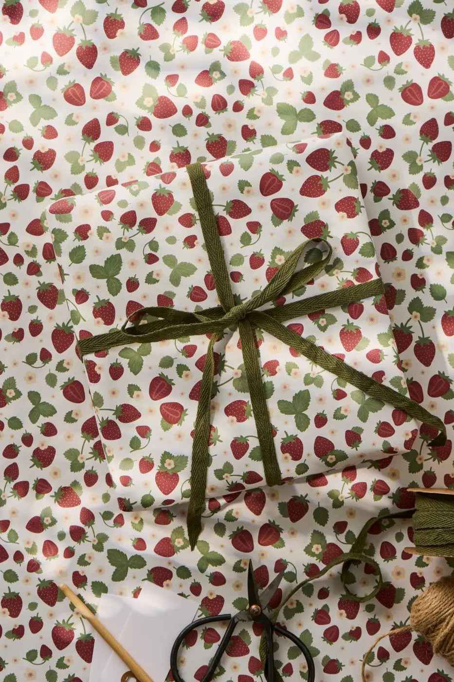 Ib Laursen lahjapaperi kuviollinen 5m - Strawberries