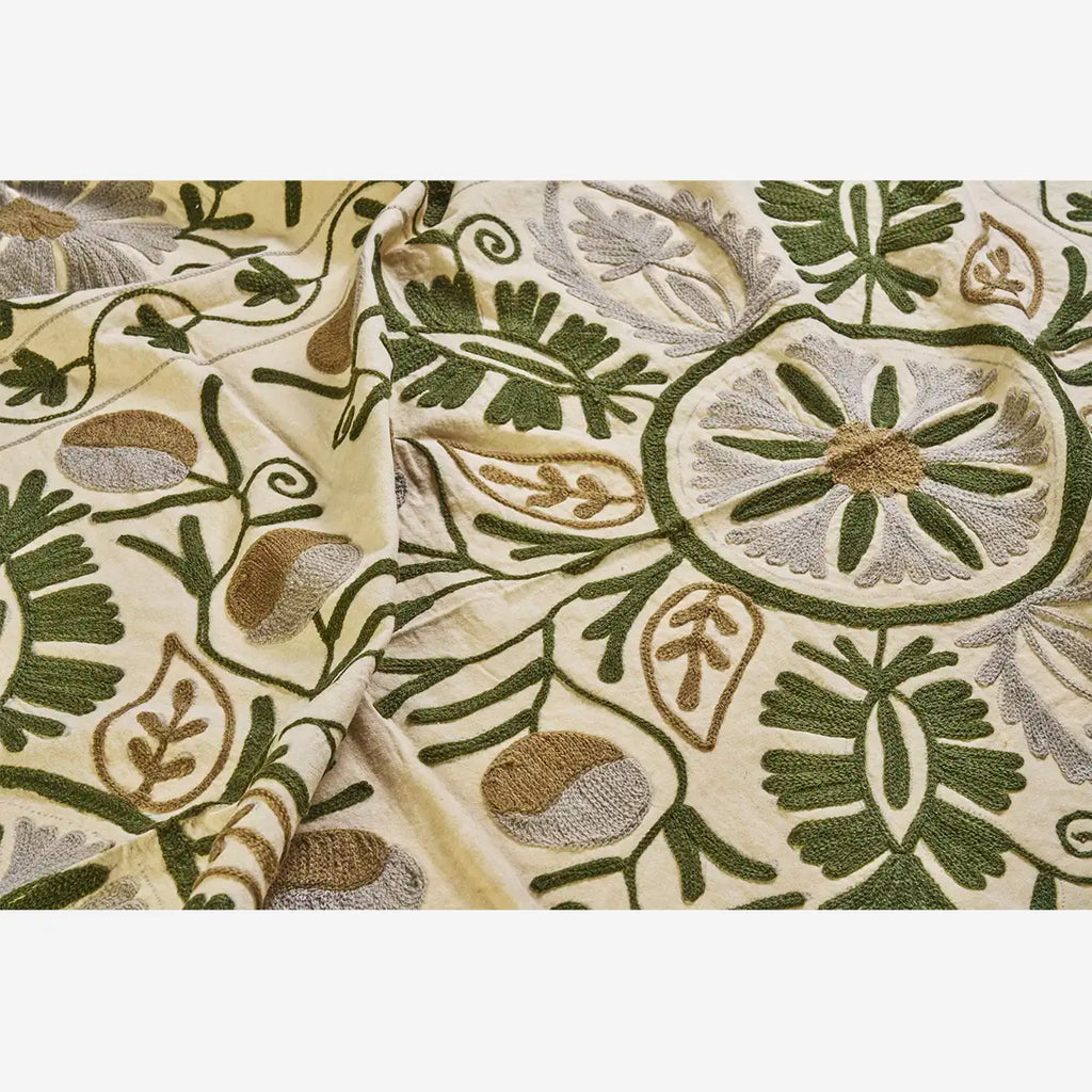 Madam Stoltz Suzani brodeerattu peitto 130 x 180 cm