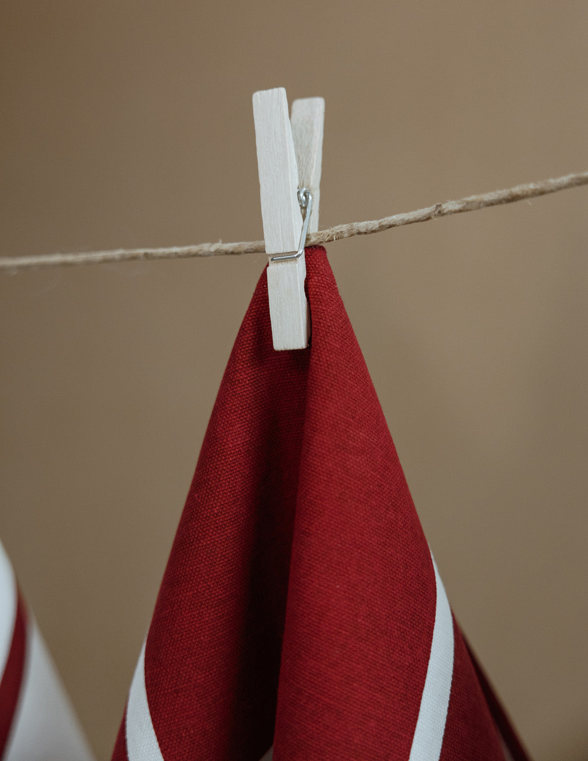 Storefactory Mortorp ruudullinen keittiöpyyhe valkoinen / punainen 45 × 60 cm