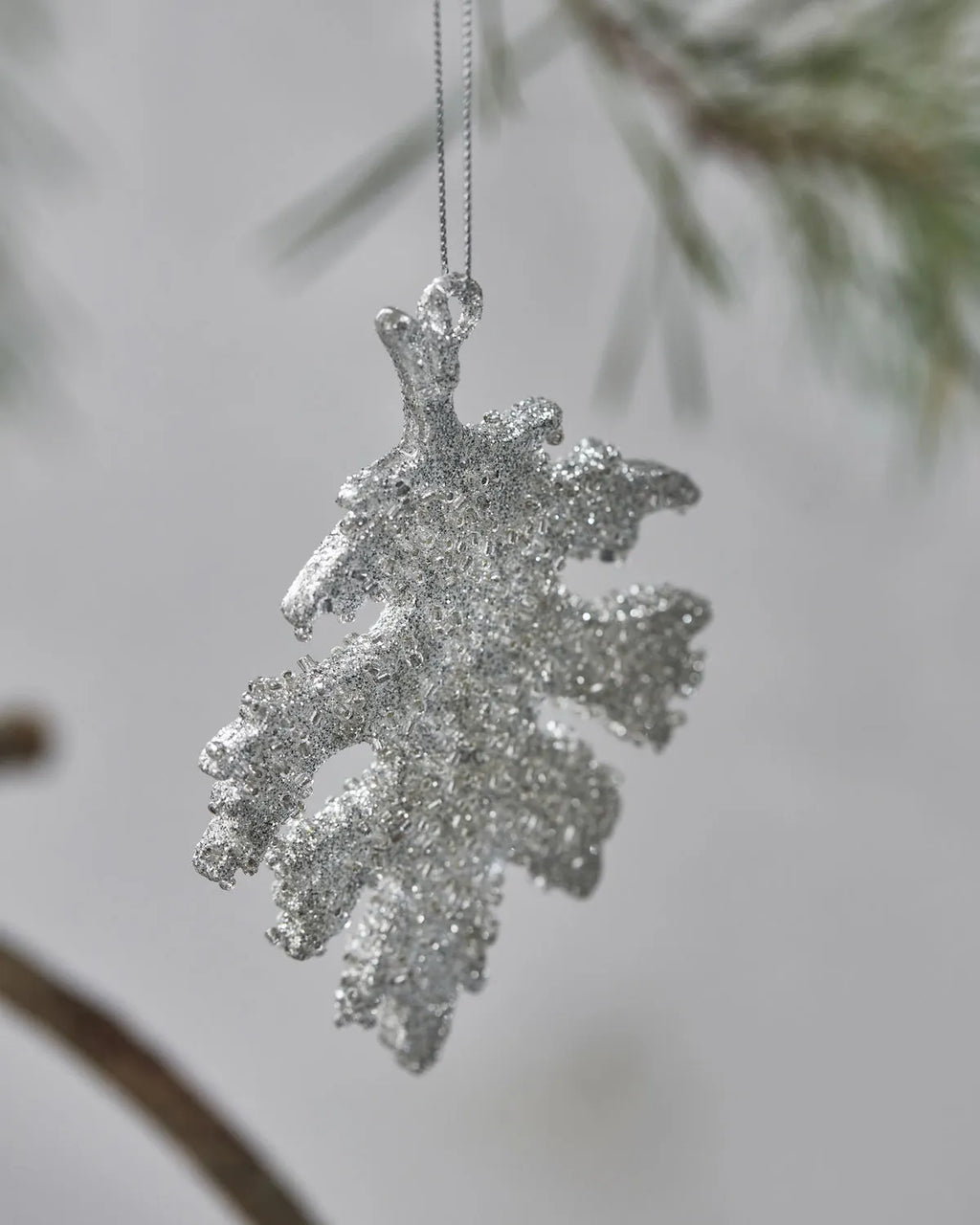 House Doctor Gliz ripustettava lehtikoriste hopea