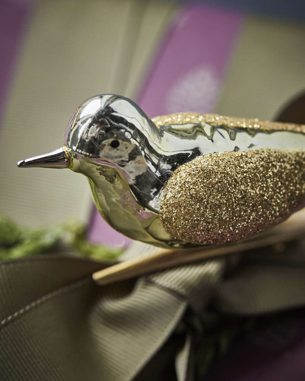 House Doctor Golden koristelintu nipistimellä