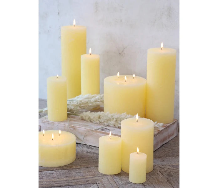 Chic Antique pöytäkynttilä vaaleankeltainen 8cm / 16h