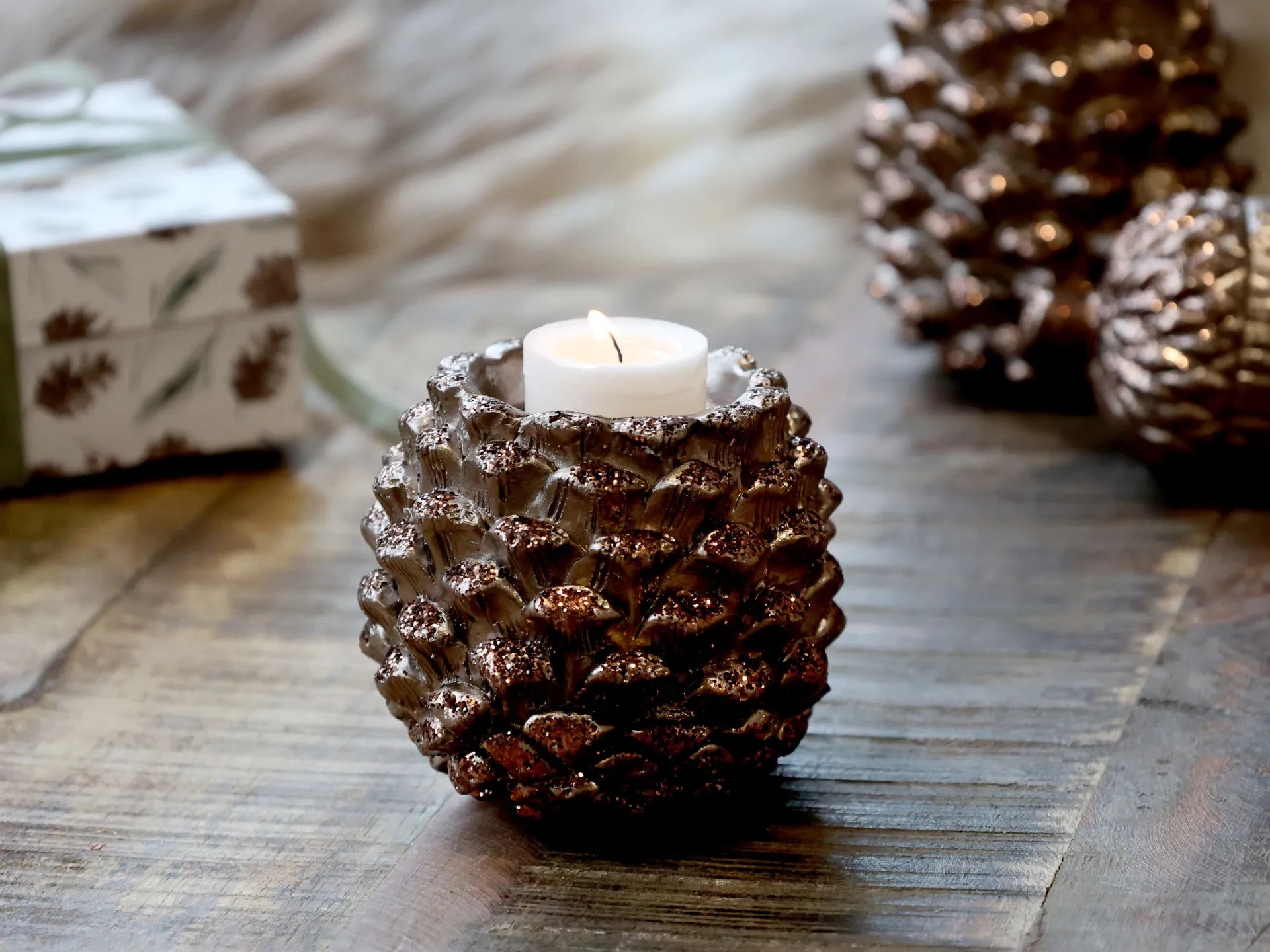 Chic Antique käpy tuikkualusta glitterillä