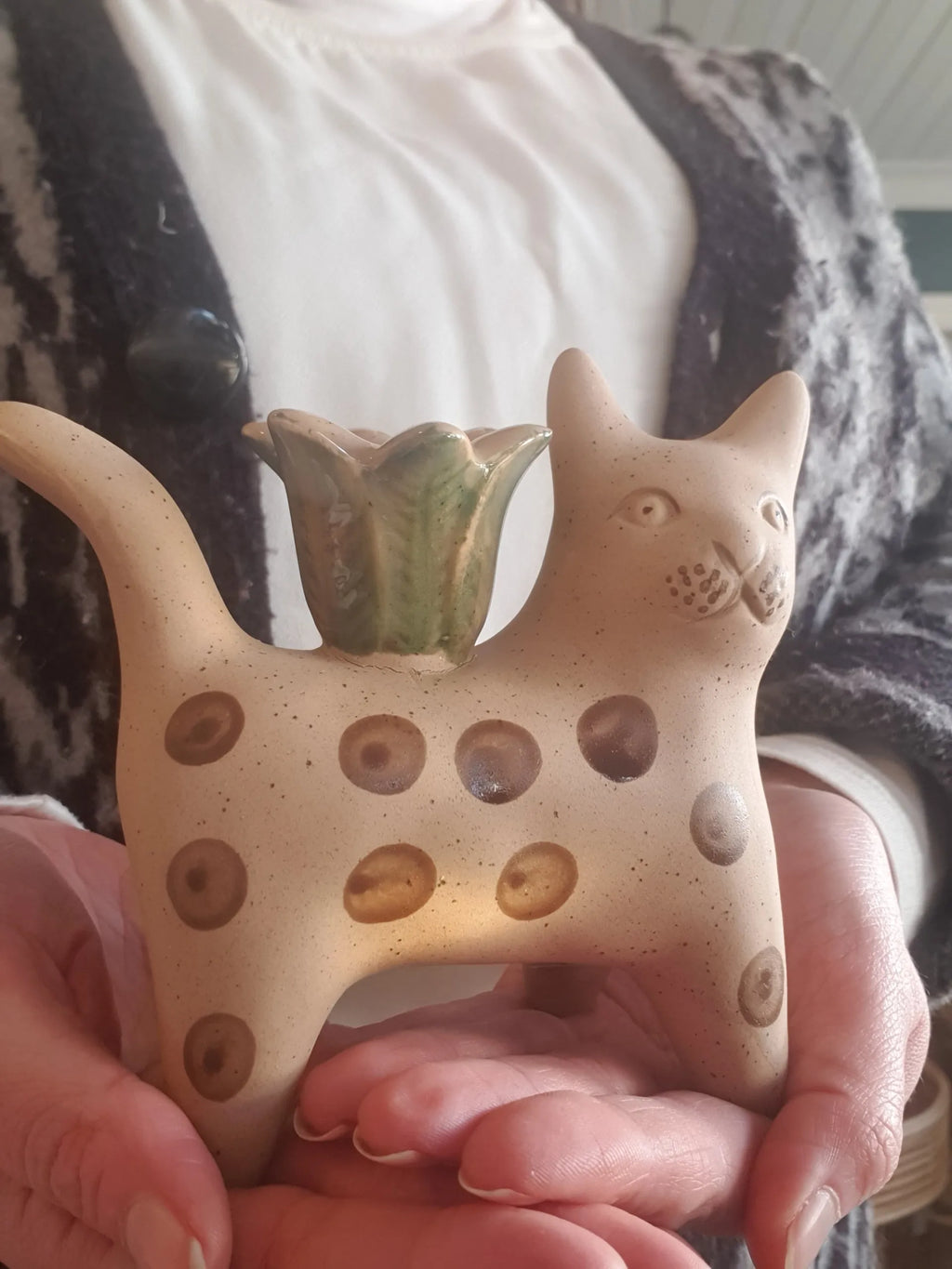 Bloomingville Mamie kynttilänjalka - kissa ruskeilla pilkuilla