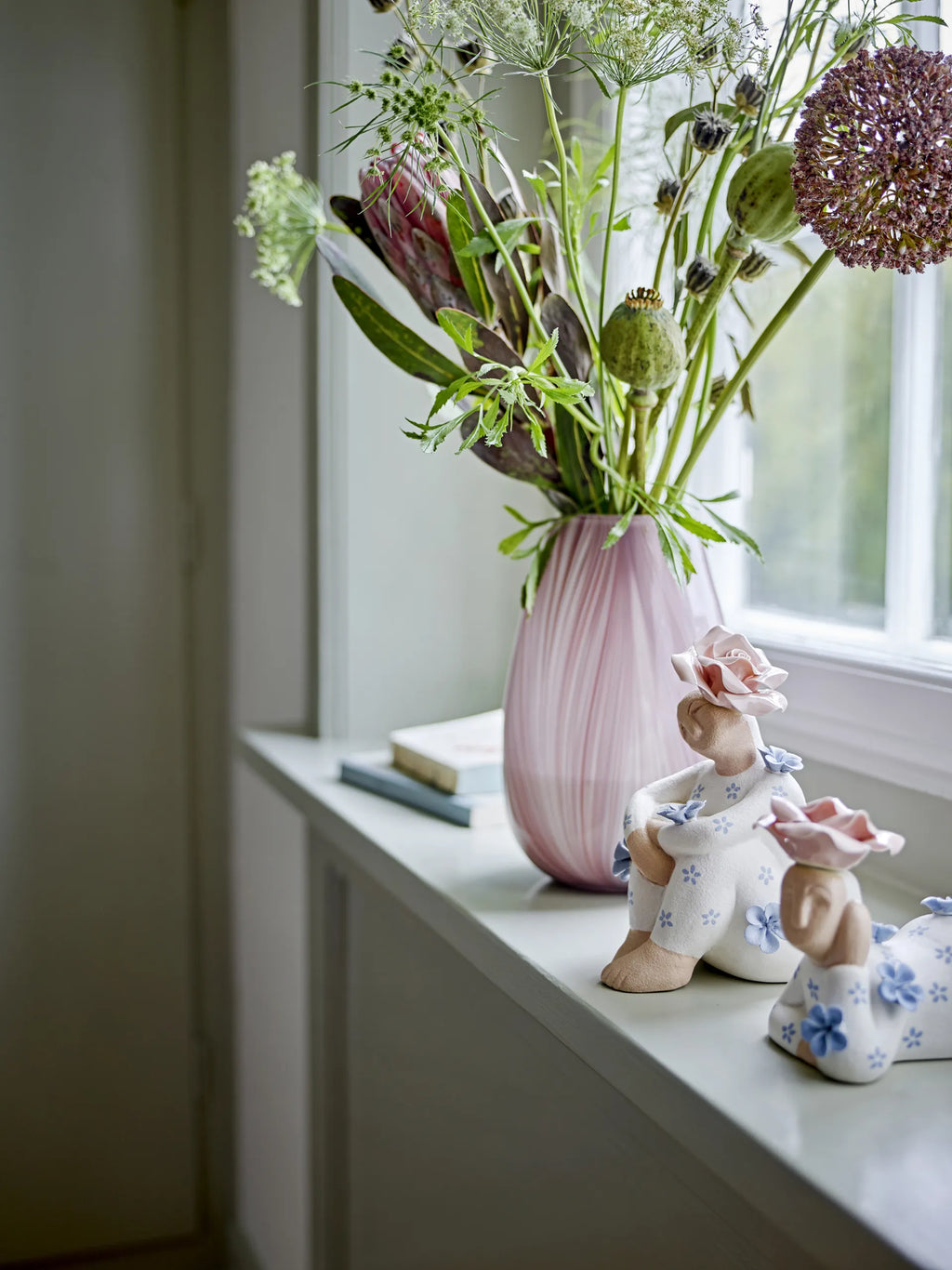 Bloomingville Floriella istuva nainen koriste-esine