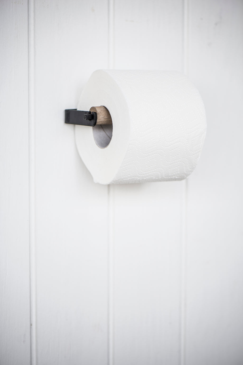 Ib Laursen wc paperiteline musta/puu
