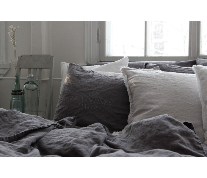 Käinby Heaven Linen tyynyliina logolla tummanharmaa 50x60cm