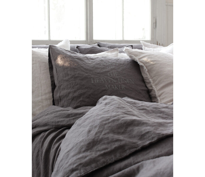 Käinby Heaven Linen tyynyliina logolla tummanharmaa 50x60cm
