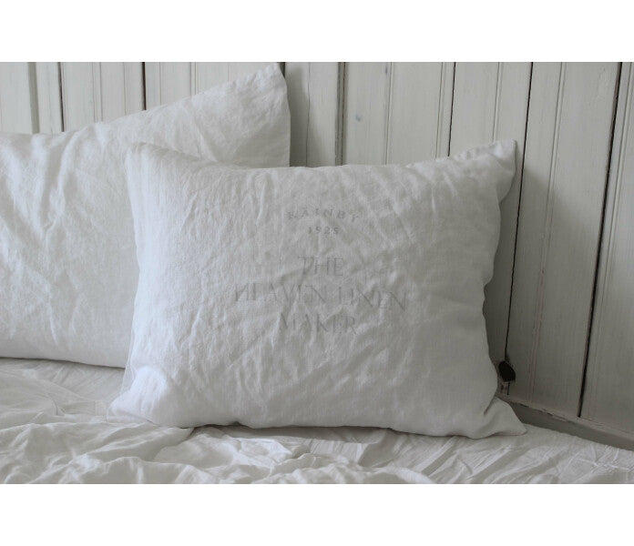 Käinby Heaven Linen tyynyliina logolla valkoinen 50x60cm