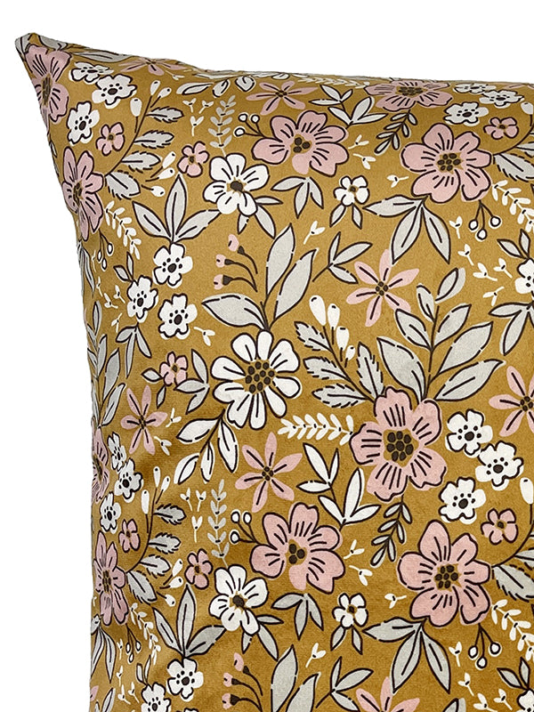 Vanilla Fly Spruce Yellow tyynynpäällinen samettia 50 x 50 cm