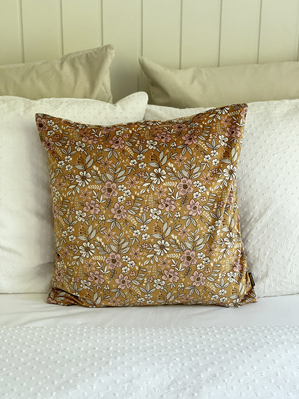 Vanilla Fly Spruce Yellow tyynynpäällinen samettia 50 x 50 cm