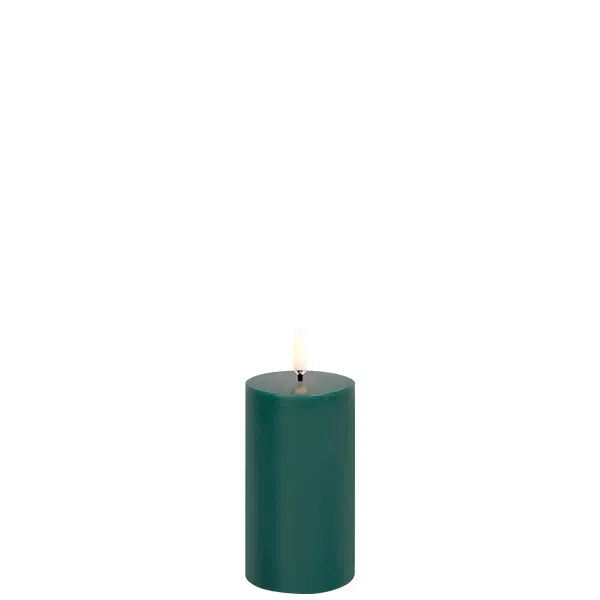 Uyuni LED-kynttilä smooth 5,8 x 10 cm - Pine Green