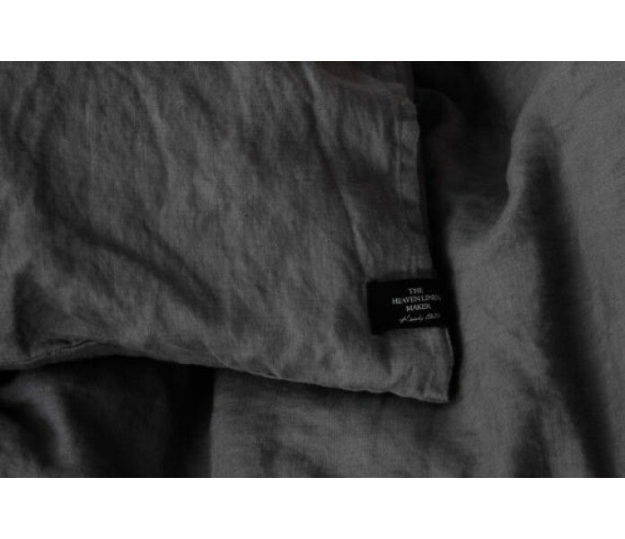 Käinby Heaven Linen tyynyliina logolla tummanharmaa 50x60cm