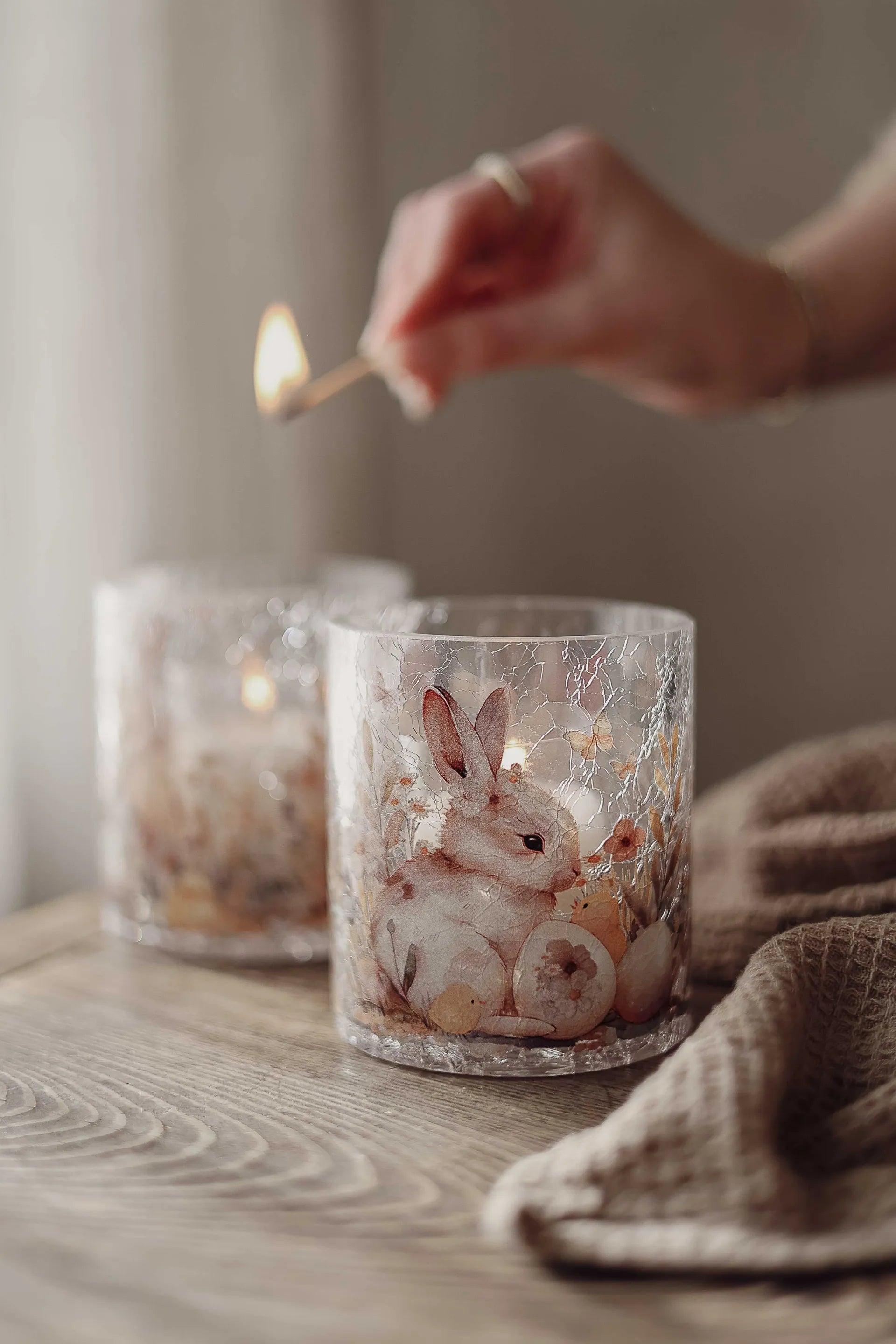 Majas Cottage tuikkulyhty - Easter Floral Bunnies & Eggs