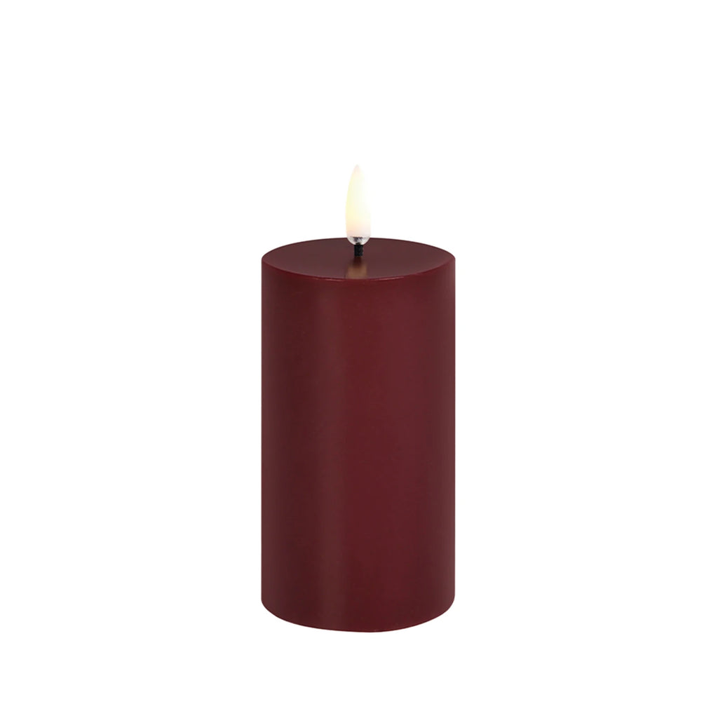 Uyuni LED-kynttilä smooth 5,8 x 15 cm - Wine Red