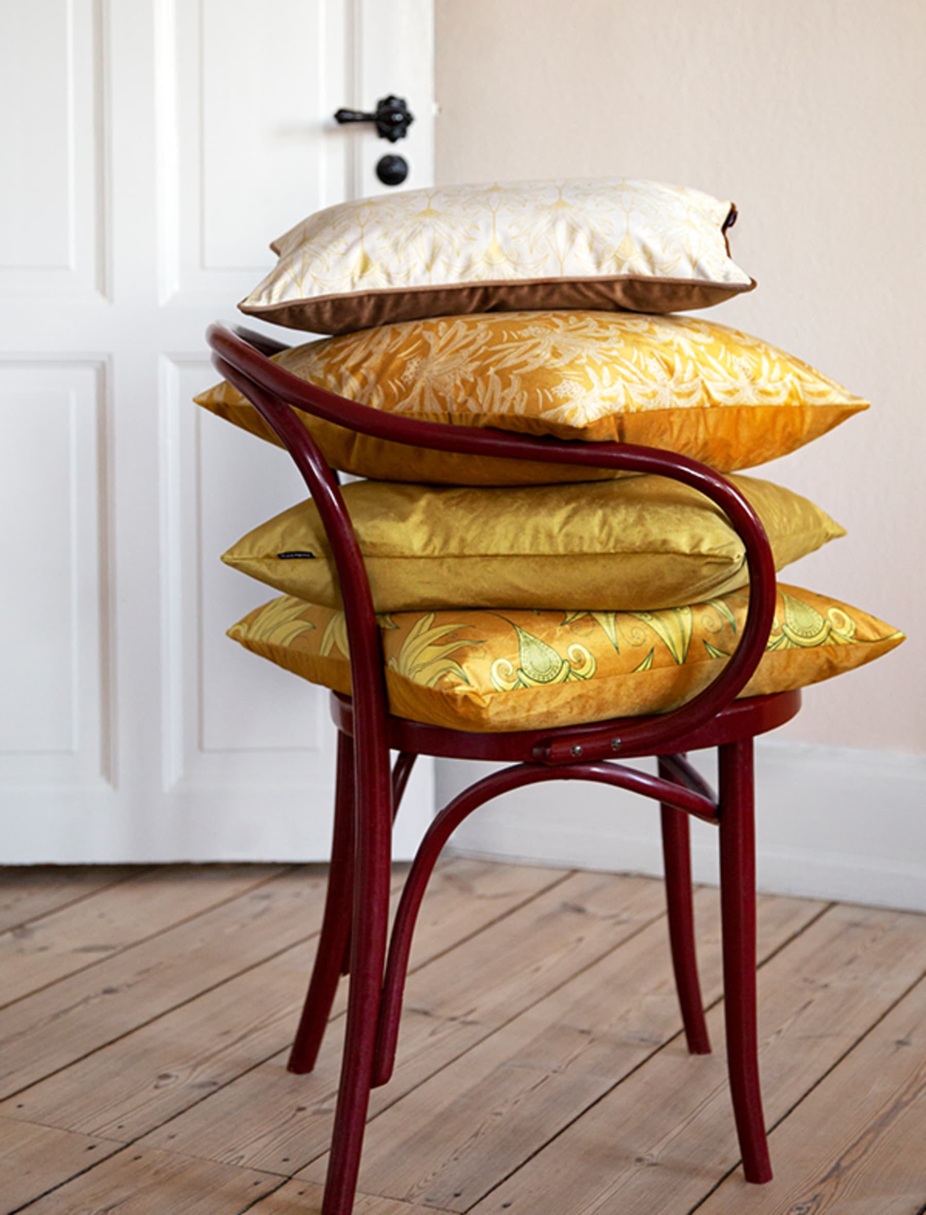 Vanilla Fly tyynynpäällinensamettia kullankeltainen 50 x 50 cm